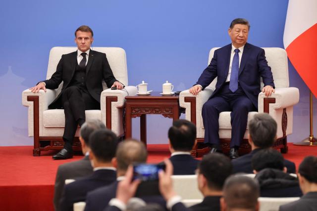 TOPSHOT - France's President Emmanuel Macron (L) and China's President Xi Jinping attend the 7th formal meeting of the Franco-Chinese Business Council in Beijing on December 4, 2025. (Photo by Ludovic MARIN / POOL / AFP)