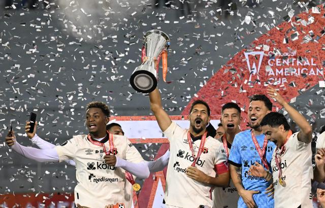 Alajuelense's midfielder #05 Celso Borges lifts the trophy after winning the championship on penalty shoot-out of the CONCACAF Central American Cup final football match between Guatemala's Xelaju and Costa Rica's Alajuelense at Mario Camposeco Stadium in Quetzaltenango, Guatemala, on December 3, 2025. (Photo by JOHAN ORDONEZ / AFP)