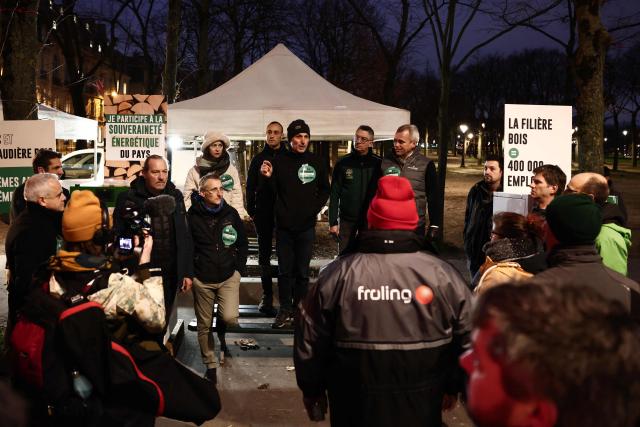 CORRECTION / A protester (C) speaks to the audience during the demonstration of wood boilers to demand their reintegration into MaPrimeRenov's state aid, at the call of the French Biomass Boiler Manufacturers' Union (SFCB), in Paris, on December 4, 2025. (Photo by Thibaud MORITZ / AFP) / “The erroneous mention[s] appearing in the metadata of this photo by Thibaud MORITZ has been modified in AFP systems in the following manner: [December 4] instead of [December 3]. Please immediately remove the erroneous mention from all your online services and delete it from your servers. If you have been authorized by AFP to distribute it to third parties, please ensure that the same actions are carried out by them. Failure to promptly comply with these instructions will entail liability on your part for any continued or post notification usage. Therefore we thank you very much for all your attention and prompt action. We are sorry for the inconvenience this notification may cause and remain at your disposal for any further information you may require.”