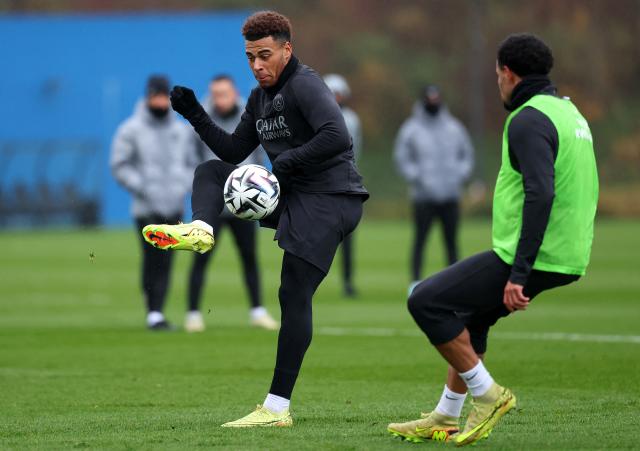Paris Saint-Germain's French midfielder #14 Desire Doue controls the ball during a training session in Poissy, west of Paris, on December 4, 2025, two days ahead of the French L1 football match between against Rennes. (Photo by FRANCK FIFE / AFP)