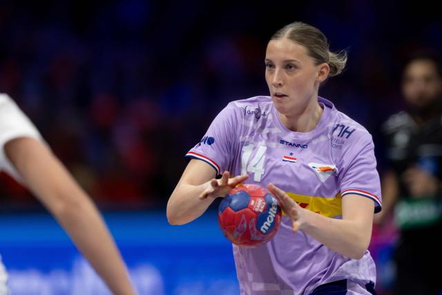 Netherlands' Judith van der Helm runs with the ball during the main round handball match between the Netherlands and Tunisia in Rotterdam Ahoy, in Rotterdam on December 4, 2025. (Photo by Iris van den Broek / AFP)