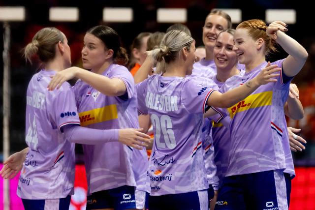 Netherlands' players celebrate after their victory at the end of the main round handball match between the Netherlands and Tunisia in Rotterdam Ahoy, in Rotterdam on December 4, 2025. (Photo by Iris van den Broek / AFP)