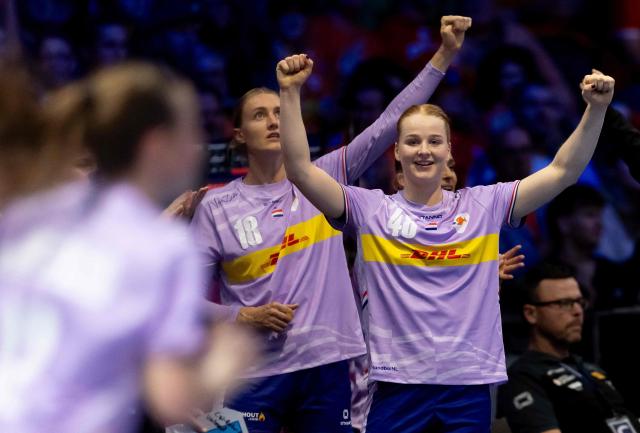 Netherlands' Dione Housheer reacts during the main round handball match between the Netherlands and Tunisia in Rotterdam Ahoy, in Rotterdam on December 4, 2025. (Photo by Iris van den Broek / AFP)