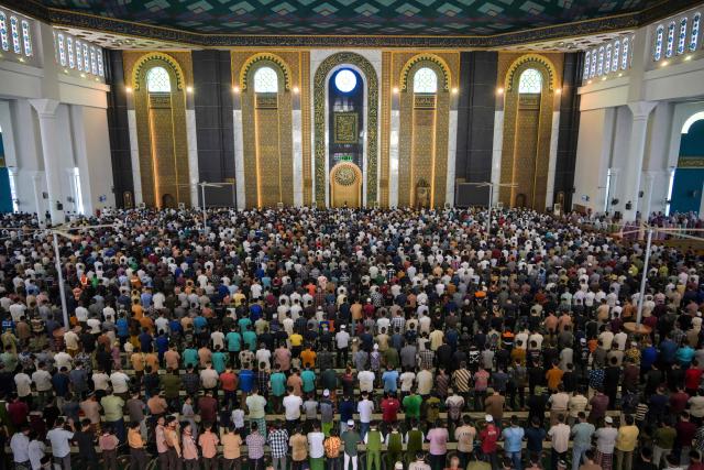 Muslims pray for flood victims in North Sumatra, West Sumatra, and Aceh, at the Al Akbar Mosque in Surabaya on December 5, 2025. Survivors in Indonesia were piecing back shattered lives December 5 after devastating floods killed more than 1,500 people across four countries, with fears of fresh misery as more rain looms. (Photo by JUNI KRISWANTO / AFP)