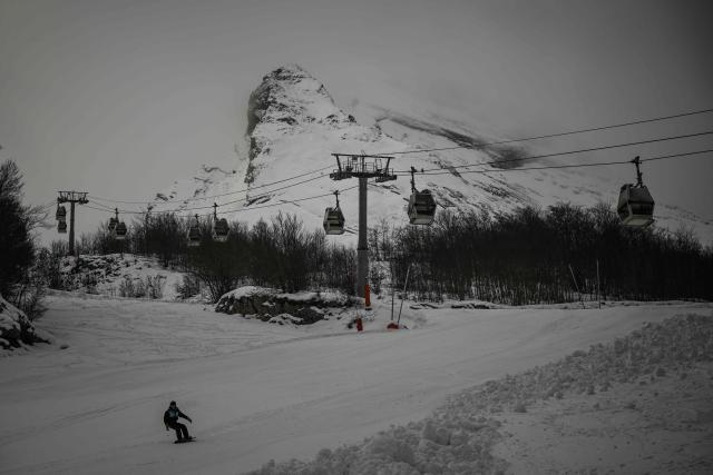 This photograph shows gondola lifts at the family-oriented Gourette ski resort near the legendary Col d'Aubisque pass in the Pyrenees, south-western France on December 3, 2025. The family-oriented resort features one of the largest beginner areas in the Pyrenees and is a pioneer in the mountain range where skiing was first introduced in 1903 near Col d'Aubisque pass. (Photo by Philippe LOPEZ / AFP)
