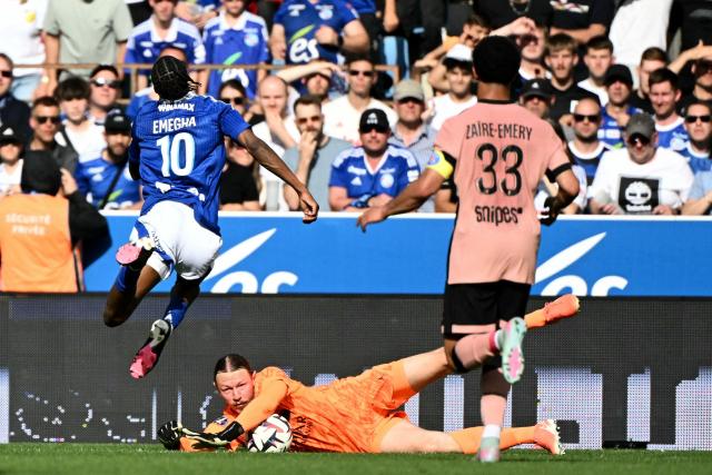 (FILES) Paris Saint-Germain's Russian goalkeeper #39 Matvey Safonov (C) makes a safe in front of Strasbourg's Dutch forward #10 Emanuel Emegha (L) during the French L1 football match between RC Strasbourg Alsace and Paris Saint-Germain (PSG) at Stade de la Meinau in Strasbourg, eastern France, on May 3, 2025. With Lucas Chevalier injured, goalkeeper Matvey Safonov could make his first start for PSG this season on December 6, 2025 against Rennes in Ligue 1 (9:05 p.m.) and have the opportunity to demonstrate his ability to compete with the former Lille player. This would be the Russian international's first start in goal for Paris since 24 May and the victory in the French Cup final against Reims (3-0). Unless Luis Enrique decides to start the No. 3 in the pecking order, young Italian Renato Marin (19, signed last summer). (Photo by SEBASTIEN BOZON / AFP)