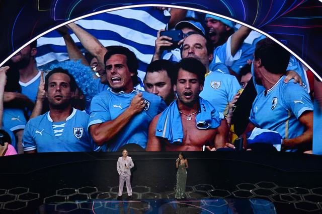 (L-R) British Singer songwriter Robbie Williams and US singer Nicole Scherzinger perform on stage during the draw for the 2026 FIFA Football World Cup taking place in the US, Canada and Mexico, at the Kennedy Center, in Washington, DC, on December 5, 2025. (Photo by Roberto SCHMIDT / AFP)