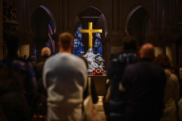 Faithfuls attend the veneration of the Holy Crown of Thorns at cathedral of Notre-Dame of Paris, in Paris on December 5, 2025. (Photo by Dimitar DILKOFF / AFP)