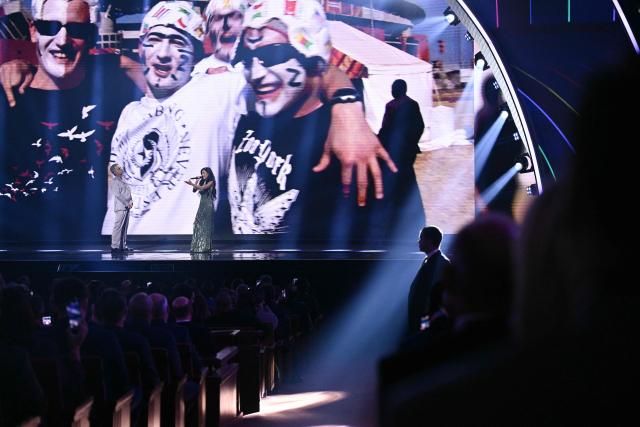 (L-R) British Singer songwriter Robbie Williams and US singer Nicole Scherzinger perform on stage during the draw for the 2026 FIFA Football World Cup taking place in the US, Canada and Mexico, at the Kennedy Center, in Washington, DC, on December 5, 2025. (Photo by Brendan SMIALOWSKI / AFP)
