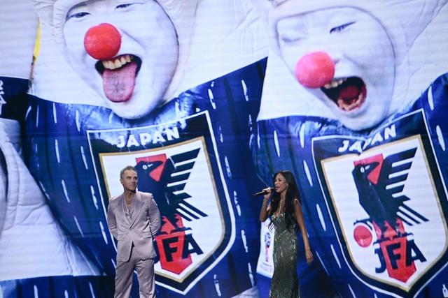 (L-R) British Singer songwriter Robbie Williams and US singer Nicole Scherzinger perform on stage during the draw for the 2026 FIFA Football World Cup taking place in the US, Canada and Mexico, at the Kennedy Center, in Washington, DC, on December 5, 2025. (Photo by Brendan SMIALOWSKI / AFP)