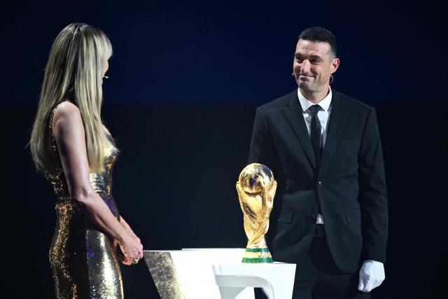 Argentina's head coach Lionel Scaloni speaks on stage next to the FIFA World Cup trophy  during the draw for the 2026 FIFA Football World Cup taking place in the US, Canada and Mexico, at the Kennedy Center, in Washington, DC, on December 5, 2025. (Photo by SAUL LOEB / AFP)