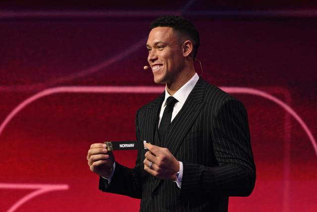 US Draw assistant Aaron Judge shows the card reading Norway during the draw for the 2026 FIFA Football World Cup taking place in the US, Canada and Mexico, at the Kennedy Center, in Washington, DC, on December 5, 2025. (Photo by Mandel NGAN / POOL / AFP)