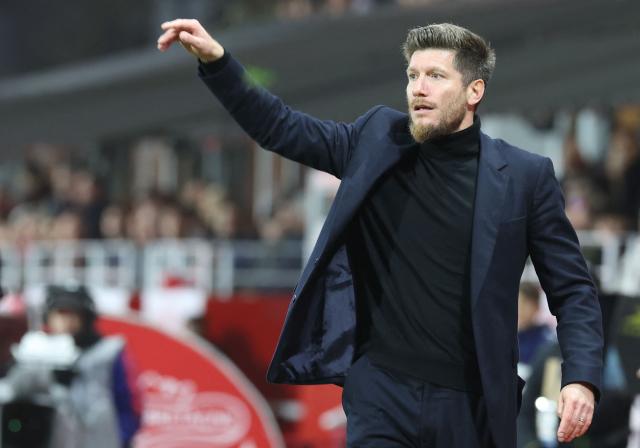 Monaco's Belgian head coach Sebastien Pocognoli gestures during the French L1 football match between Stade Brestois 29 (Brest) and AS Monaco at the Francis-Le-Ble stadium in Brest, western France, on December 5, 2025. (Photo by Fred TANNEAU / AFP)