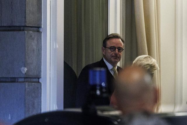 Belgium's Prime Minister Bart De Wever (L) and European Commission President Ursula von der Leyen (R) meet with Germany's Chancellor Friedrich Merz (unseen) in Brussels on December 5, 2025. German Chancellor Friedrich Merz travels to Brussels on December 5 to try to overcome Belgian opposition to using frozen Russian assets held in Belgium to fund Ukraine in its fight against Russia, Berlin said. (Photo by NICOLAS MAETERLINCK / Belga / AFP) / Belgium OUT
