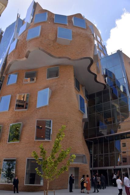 (FILES) The new Frank Gehry-designed Chau Chak Wing Business School building at the University of Technology in Sydney (UTS) is pictured on February 3, 2015. The new building, with a curving façade which was created using hand-placed bricks and glass slabs, opened on February 2 to much fanfare amidst various opinions over its design.      AFP PHOTO / Saeed KHAN. Famed US-Canadian architect Frank Gehry, whose prolific portfolio included the Guggenheim Bilbao and Walt Disney Concert Hall in Los Angeles, died December 5, 2025, aged 96 at his home in California, his office told AFP. (Photo by SAEED KHAN / AFP)