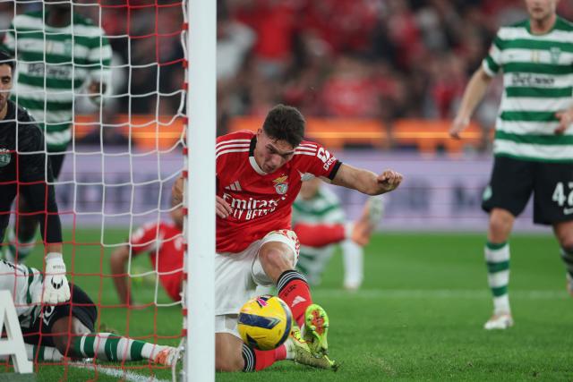 TOPSHOT - SL Benfica's Ukrainian midfielder #10 Georgiy Sudakov scores his team's first goal during the Portuguese League football match between SL Benfica and Sporting CP at Estadio da Luz in Lisbon on December 5, 2025. (Photo by PATRICIA DE MELO MOREIRA / AFP)