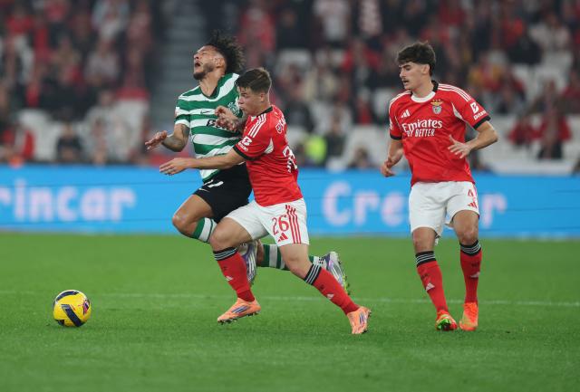 Sporting Lisbon's Colombian forward #97 Luis Suarez fights for the ball with SL Benfica's Swedish defender #26 Samuel Dahl during the Portuguese League football match between SL Benfica and Sporting CP at Estadio da Luz in Lisbon on December 5, 2025. (Photo by PATRICIA DE MELO MOREIRA / AFP)