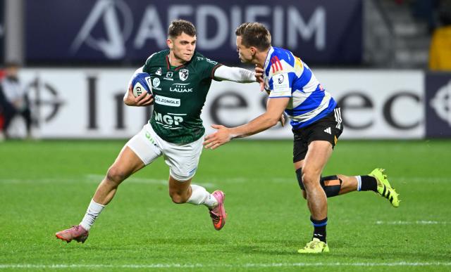 Bayonne's French wing Arnaud Erbinartegaray (L) runs with the ball during the European Rugby Champions Cup Pool 3 rugby union match between Aviron Bayonnais (FRA) and DHL Stormers (RSA) at the Jean-Dauger stadium in bayonne, south-western France, on December 5, 2025. (Photo by Gaizka IROZ / AFP)
