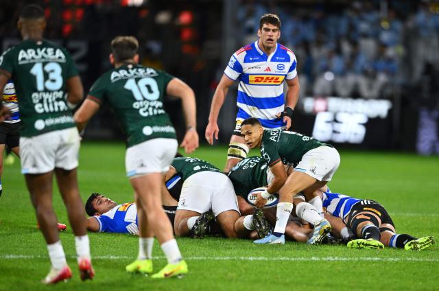 Bayonne's South African scrum-half Herschel Jantjies (R) passes the ball during the European Rugby Champions Cup Pool 3 rugby union match between Aviron Bayonnais (FRA) and DHL Stormers (RSA) at the Jean-Dauger stadium in bayonne, south-western France, on December 5, 2025. (Photo by Gaizka IROZ / AFP)