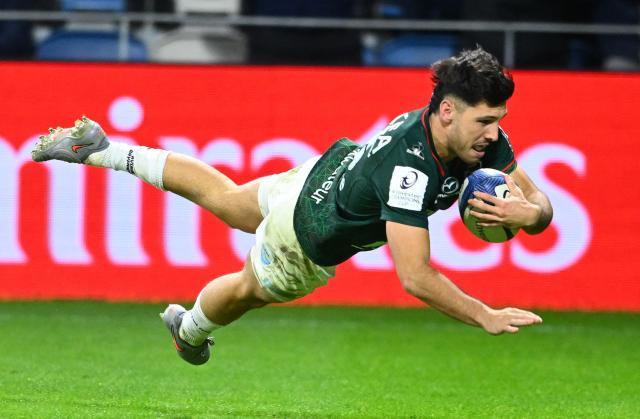 Bayonne's French full-back Yohan Orabe dives to score a try during the European Rugby Champions Cup Pool 3 rugby union match between Aviron Bayonnais (FRA) and DHL Stormers (RSA) at the Jean-Dauger stadium in Bayonne, south-western France, on December 5, 2025. (Photo by Gaizka IROZ / AFP)