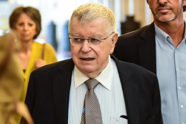 (FILES) Former France Telecom CEO Didier Lombard (C) arrives at the courtroom in Paris, on May 11, 2022. The former head of France Telecom, Didier Lombard, and two former executives of the company have been stripped of their Legion of Honor, the highest honorary distinction in France, according to decrees published on December 6, 2025 in the Official Journal. (Photo by BERTRAND GUAY / AFP)