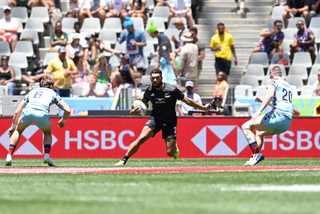 New Zealand's Brady Rush runs with the ball during the pool A HSBC World Rugby Sevens Series men's rugby match between New Zealand and Great Britain at the DHL stadium in Cape Town on December 6, 2025. (Photo by Rodger Bosch / AFP)