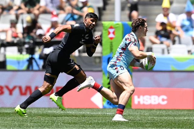 Britain's Matt Davidson runs with the ball during the pool A HSBC World Rugby Sevens Series men's rugby match between New Zealand and Great Britain at the DHL stadium in Cape Town on December 6, 2025. (Photo by Rodger Bosch / AFP)