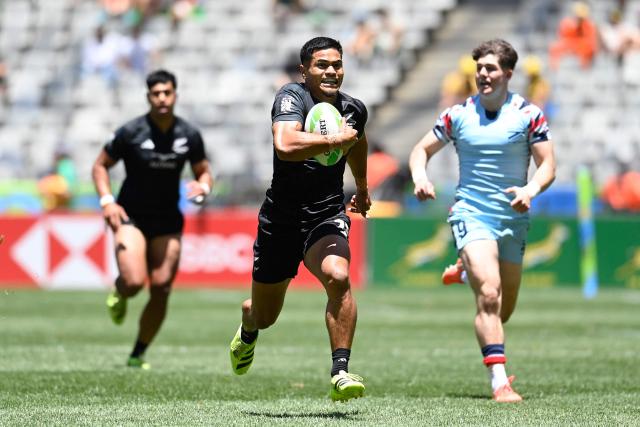 New Zealand's Frank Vaenuku runs with the ball to score a try during the pool A HSBC World Rugby Sevens Series men's rugby match between New Zealand and Great Britain at the DHL stadium in Cape Town on December 6, 2025. (Photo by Rodger Bosch / AFP)