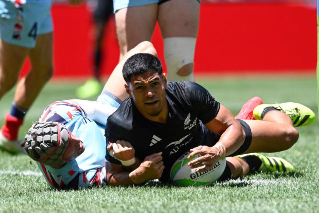 New Zealand's Frank Vaenuku scores a try during the pool A HSBC World Rugby Sevens Series men's rugby match between New Zealand and Great Britain at the DHL stadium in Cape Town on December 6, 2025. (Photo by Rodger Bosch / AFP)