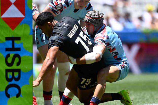New Zealand's Frank Vaenuku scores a try during the pool A HSBC World Rugby Sevens Series men's rugby match between New Zealand and Great Britain at the DHL stadium in Cape Town on December 6, 2025. (Photo by Rodger Bosch / AFP)