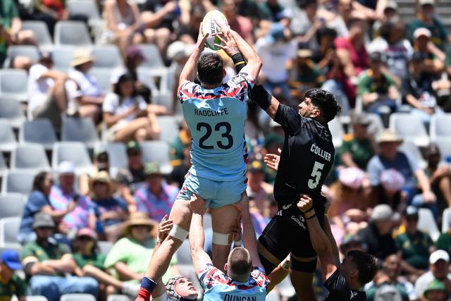 Britain's  Joshua Radcliffe (L) catches the ball in a lineout during the pool A HSBC World Rugby Sevens Series men's rugby match between New Zealand and Great Britain at the DHL stadium in Cape Town on December 6, 2025. (Photo by Rodger Bosch / AFP)