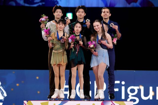 (L to R) Silver medallists China's Zhang Xuanqi and Feng Wenqiang, gold medallists China's Rui Guo and Zhang Yiwen and bronze medallists Canada's Ava Kemp and Yohnatan Elizarov pose during the medal ceremony for the Junior Pairs at the ISU Grand Prix of Figure Skating Final in Nagoya on December 6, 2025. (Photo by PAUL MILLER / AFP)