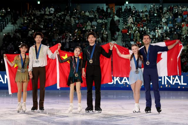 (L to R) Silver medallists China's Zhang Xuanqi and Feng Wenqiang, gold medallists China's Rui Guo and Zhang Yiwen and bronze medallists Canada's Ava Kemp and Yohnatan Elizarov pose during the medal ceremony for the Junior Pairs at the ISU Grand Prix of Figure Skating Final in Nagoya on December 6, 2025. (Photo by PAUL MILLER / AFP)