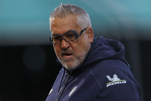 Clermont's French head coach Christophe Urios watches his players warm up ahead of the European Rugby Champions Cup pool 1 rugby union match between Saracens and Clermont Auvergne at StoneX Stadium in north London on December 6, 2025 (Photo by Adrian Dennis / AFP)