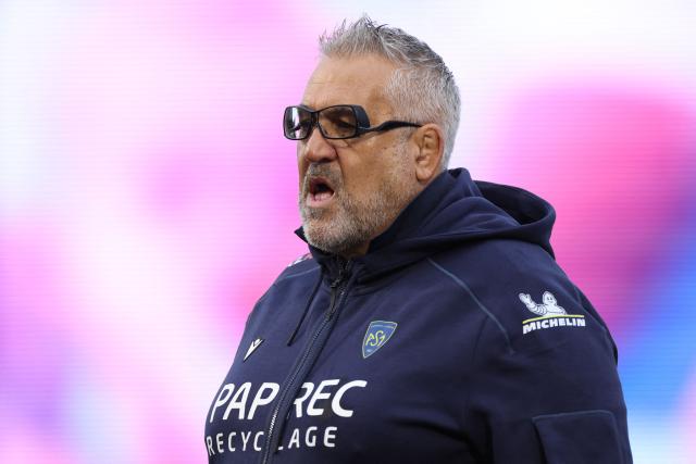 Clermont's French head coach Christophe Urios watches his players warm up ahead of the European Rugby Champions Cup pool 1 rugby union match between Saracens and Clermont Auvergne at StoneX Stadium in north London on December 6, 2025 (Photo by Adrian Dennis / AFP)