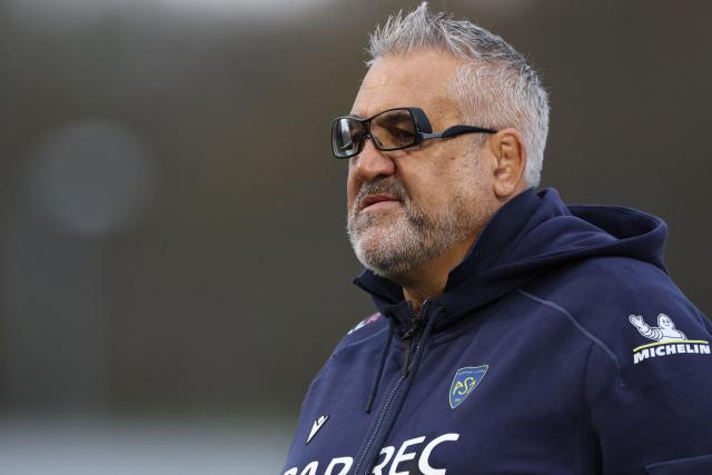 Clermont's French head coach Christophe Urios watches his players warm up ahead of the European Rugby Champions Cup pool 1 rugby union match between Saracens and Clermont Auvergne at StoneX Stadium in north London on December 6, 2025 (Photo by Adrian Dennis / AFP)