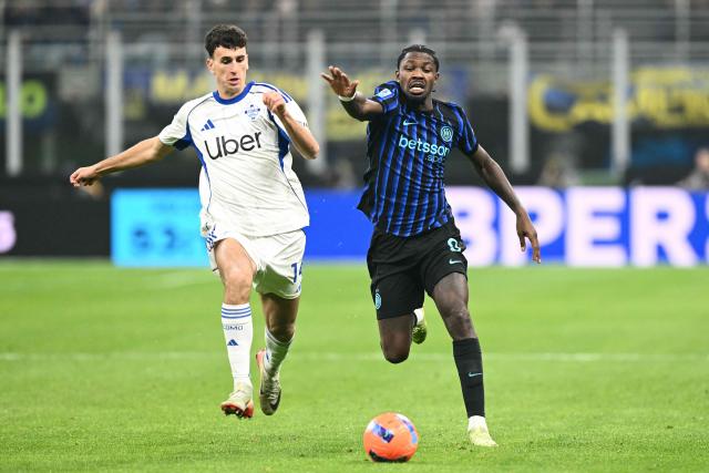 Como's Spanish defender #14 Jacobo Ramon fights for the ball with Inter Milan's French forward #9 Marcus Thuram during the Italian Serie A football match between Inter Milan and Como at San Siro stadium in Milan, on December 6, 2025. (Photo by Stefano RELLANDINI / AFP)