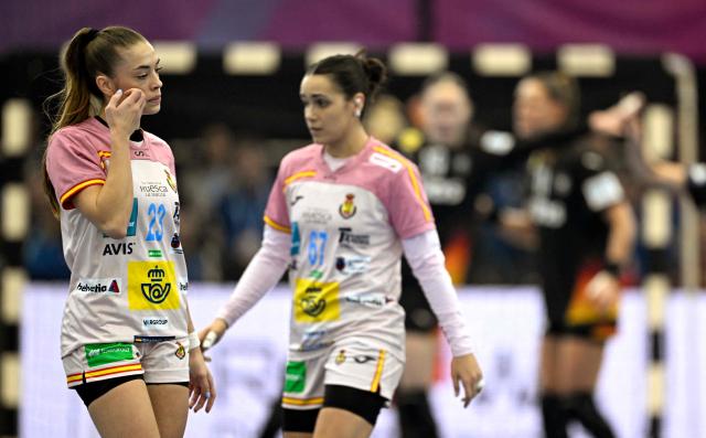 Spain's right back #23 Paula Arcos (L) reacts during the Group II main round match between Germany and Spain of the IHF Women's Handball World Championship in Dortmund, western Germany on December 6, 2025. (Photo by Ina FASSBENDER / AFP)