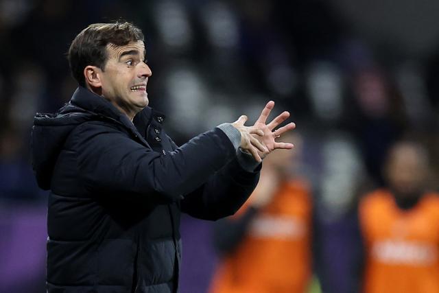 Toulouse's Spanish head coach Carles Martínez Novell gives instructions to his players form the touchline during the French L1 football match between Toulouse FC and RC Strasbourg Alsace at the TFC Stadium in Toulouse, southwestern France, on December 6, 2025. (Photo by Valentine CHAPUIS / AFP)