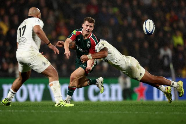 Leicester's English fly half Billie Searle (C) is tackled by La Rochelle' Samoan centre Ulupano Seuteni (r) during the European Rugby Champions Cup rugby union match between Stade Rochelais (La Rochelle) and Leicester Tigers at the Marcel-Deflandre Stadium in La Rochelle, western France on December 6, 2025. (Photo by ROMAIN PERROCHEAU / AFP)