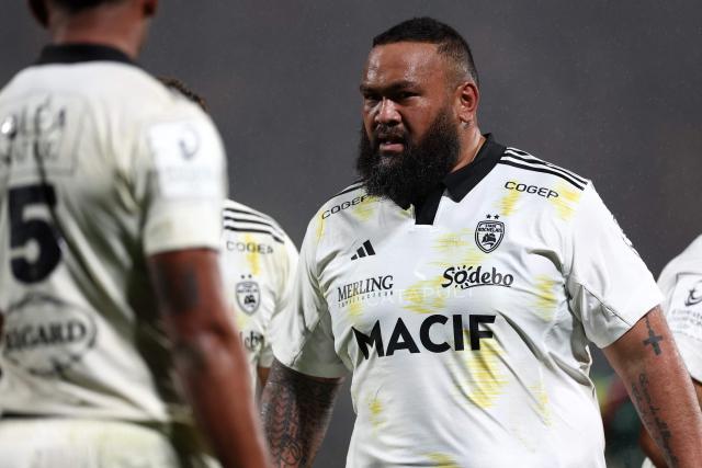La Rochelle'S French prop Uini Atonio (R) reacts during the European Rugby Champions Cup rugby union match between Stade Rochelais (La Rochelle) and Leicester Tigers at the Marcel-Deflandre Stadium in La Rochelle, western France on December 6, 2025. (Photo by ROMAIN PERROCHEAU / AFP)