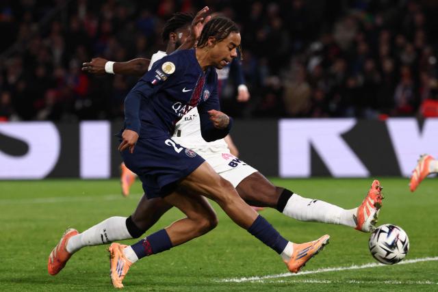 Paris Saint-Germain's French forward #29 Bradley Barcola and Rennes' French defender #03 Lilian Brassier fight for the ball during the French L1 football match between Paris Saint-Germain (PSG) and Stade Rennais FC at the Parc des Princes stadium in Paris on December 6, 2025. (Photo by FRANCK FIFE / AFP)