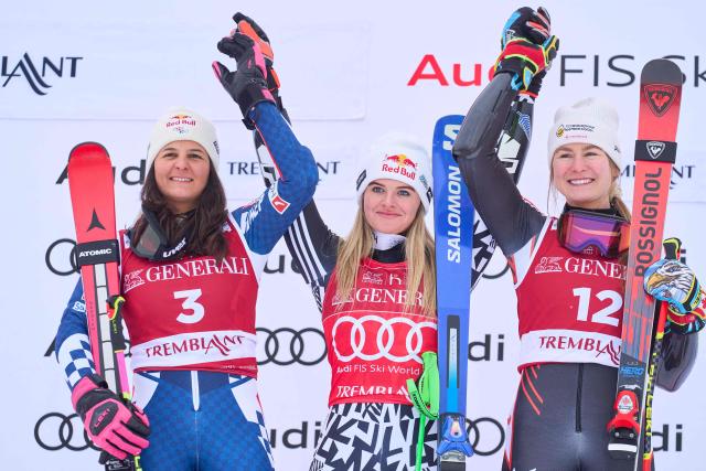 Winner New Zealand’s Alice Robinson (C), second placed Croatia's Zrinka Ljutic (L), and third placed Canada's Valerie Grenier (R) celebrate on the podium during the Alpine Skiing Women’s World Cup giant slalom in Mont-Tremblant, Quebec, Canada, on December 6, 2025. (Photo by Geoff Robins / AFP)