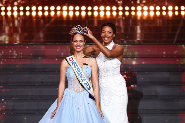Miss Tahiti Hinaupoko Deveze reacts she is crowned by Miss France 2025 Angelique Angarni-Filopon during the Miss France 2026 beauty pageant at the Zenith, in Amiens, northern France, on December 6, 2025. (Photo by Sameer AL-DOUMY / AFP)