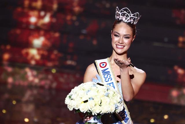 Newly elected Miss France 2026 Miss Tahiti Hinaupoko Deveze blows a kiss as she reacts after winning the Miss France 2026 beauty pageant at the Zenith, in Amiens, northern France, on December 6, 2025. (Photo by Sameer AL-DOUMY / AFP)