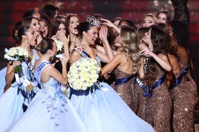 Newly elected Miss France 2026 Miss Tahiti Hinaupoko Deveze (C) celebrates with the other competitors after winning the Miss France 2026 beauty pageant at the Zenith, in Amiens, northern France, on December 6, 2025. (Photo by Sameer AL-DOUMY / AFP)