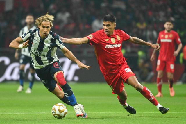 Monterrey's Spanish midfielder #10 Sergio Canales (L) and Toluca's Argentine midfielder #08 Nicolas Castro fight for the ball during the Liga MX Apertura semifinal second leg football match between Toluca and Monterrey at the Nemesio Diez stadium in Toluca de Lerdo, Mexico on December 6, 2025. (Photo by Mario Vazquez / AFP)