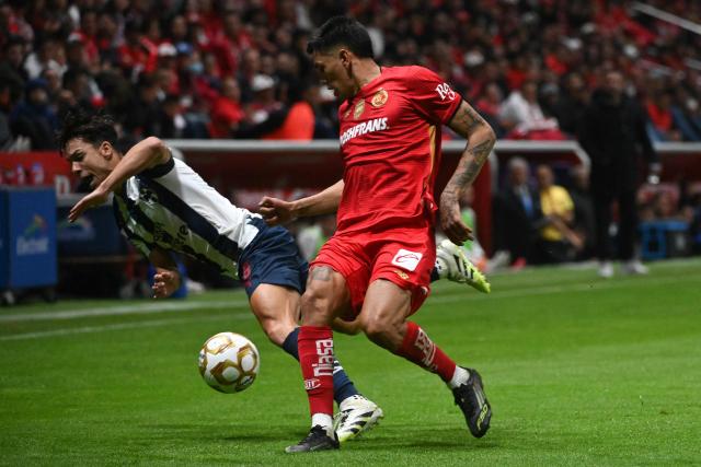 Monterrey's Spanish midfielder #08 Oliver Torres (L) and Toluca's Argentine midfielder #08 Nicolas Castro fight for the ball during the Liga MX Apertura semifinal second leg football match between Toluca and Monterrey at the Nemesio Diez stadium in Toluca de Lerdo, Mexico on December 6, 2025. (Photo by Mario Vazquez / AFP)