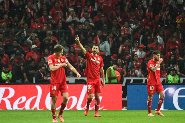 Toluca's Portuguese forward #26 Paulinho (C) celebrates after scoring a goal during the Liga MX Apertura semifinal second leg football match between Toluca and Monterrey at the Nemesio Diez stadium in Toluca de Lerdo, Mexico on December 6, 2025. (Photo by Mario Vazquez / AFP)