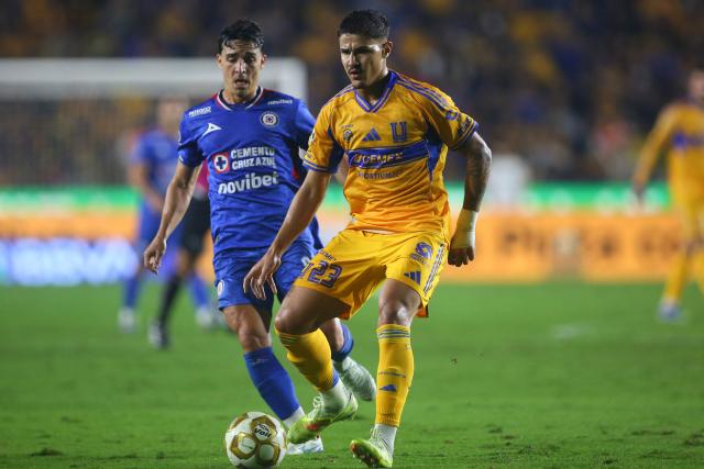 Cruz Azul's Argentine midfielder #08 Lorenzo Faravelli and Tigres' Brazilian midfielder #23 Romulo Zwarg fight for the ball during the Liga MX Apertura semifinal second leg football match between Tigres and Cruz Azul at the UANL University Stadium in San Nicolas de los Garza, Nuevo Leon State, Mexico on December 6, 2025. (Photo by Julio Cesar AGUILAR / AFP)